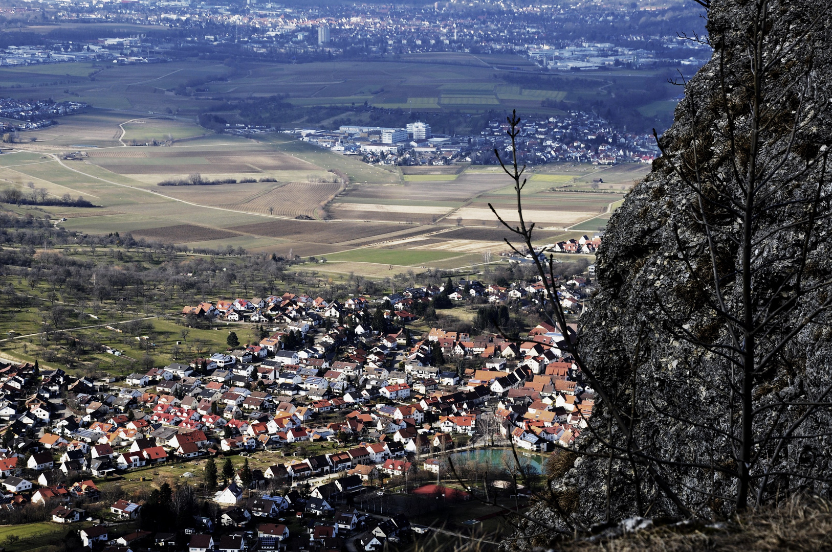 einen Blick vom Breitenstein aus auf das Tal werfen mit seinen kleinen Orten