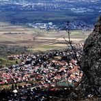 einen Blick vom Breitenstein aus auf das Tal werfen mit seinen kleinen Orten