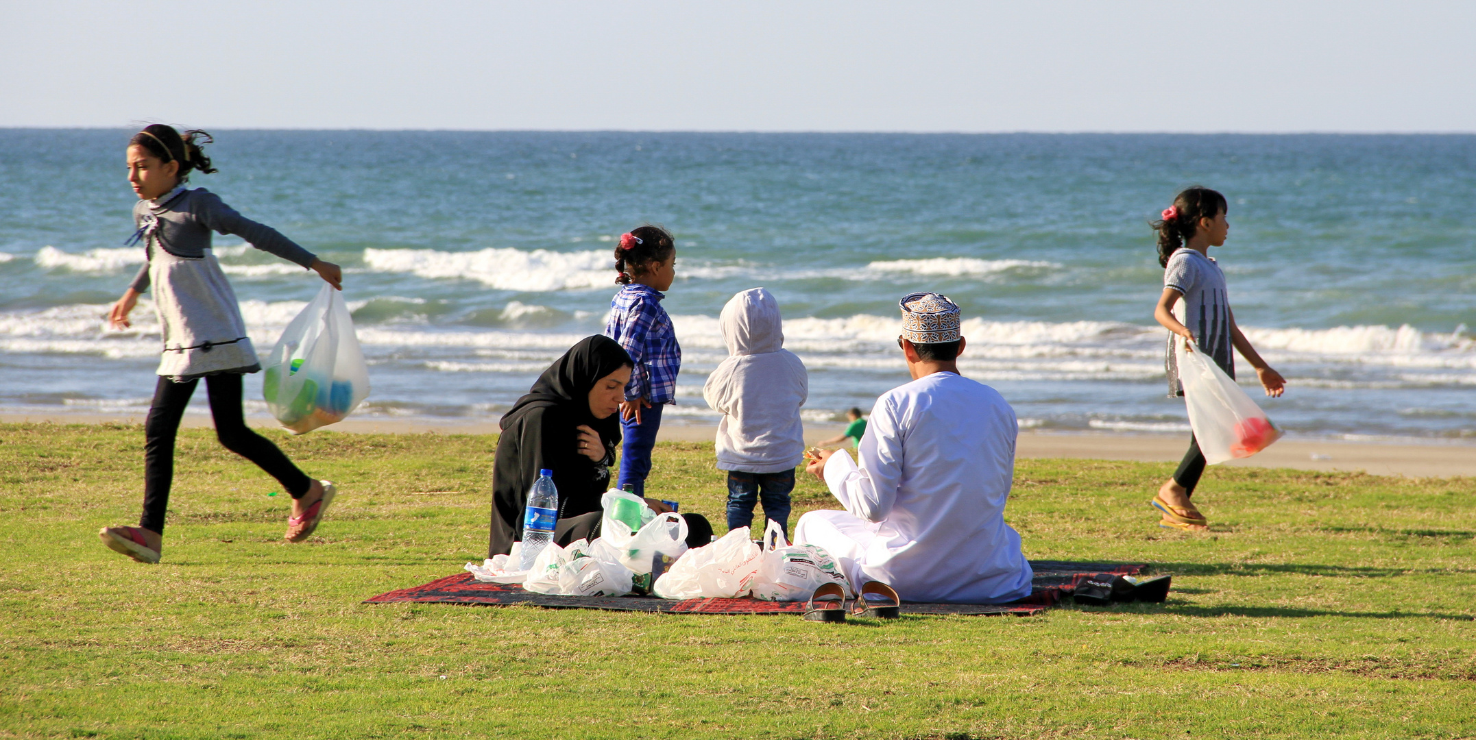 Einen Familientag am Strand