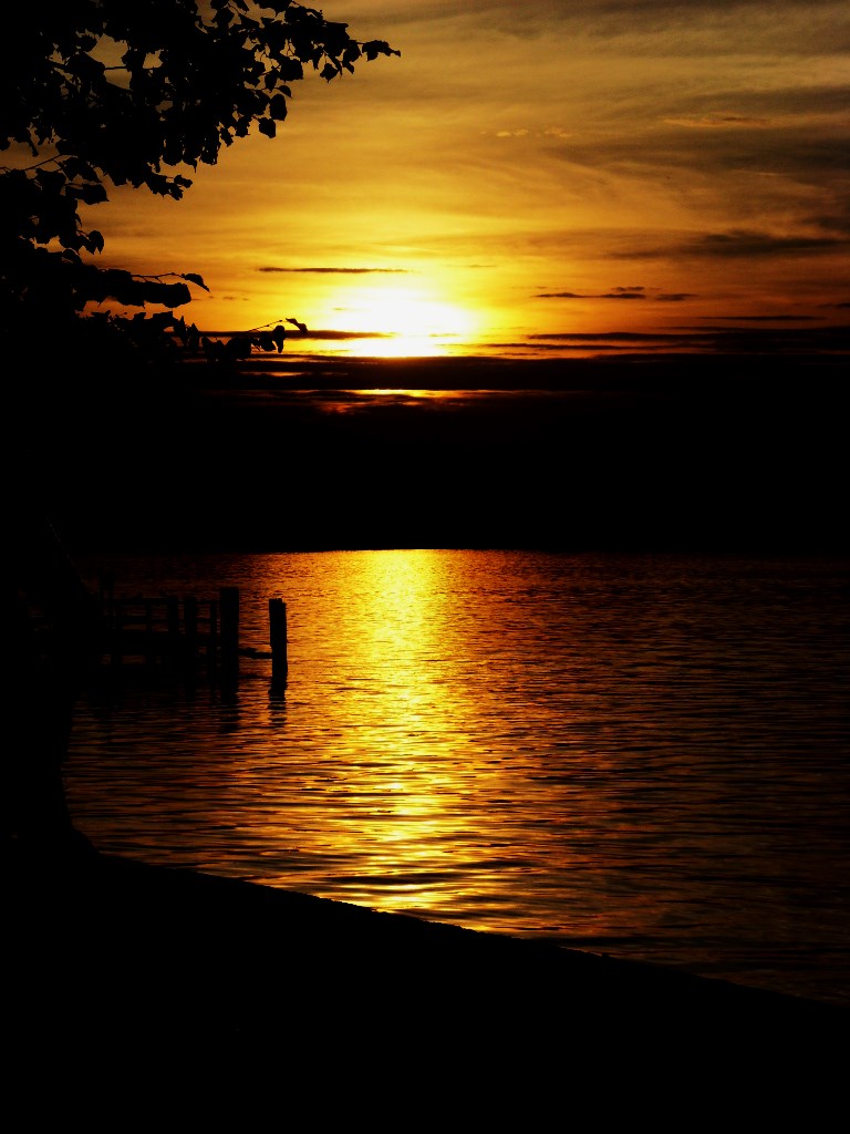 Einen goldenen Sonenuntergang gab es zum Abschied am See