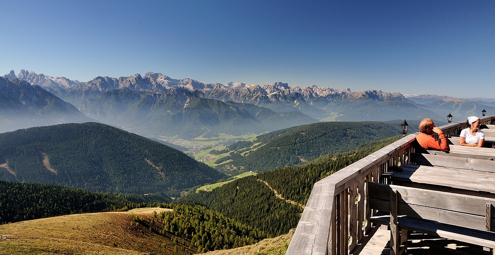 Einen herrlichen Blick auf die Pragser Dolomiten, hat man von Bonner Hütte...