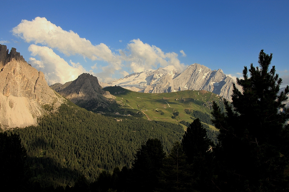 Einen herrlichen Blick hat man auf der großen Dolomitenstrasse zur Marmolata.