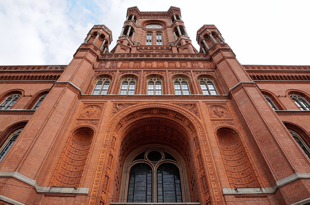 Einen knapp 74 Meter hohen Turm hat das Rote Rathaus in Berlin.