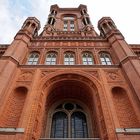 Einen knapp 74 Meter hohen Turm hat das Rote Rathaus in Berlin.