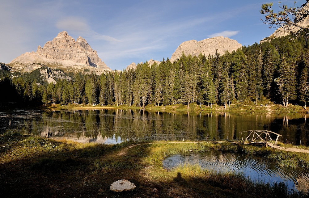 Einen schönen Blick auf die Südseite der Drei Zinnen hat man vom Lago d'Antorno...