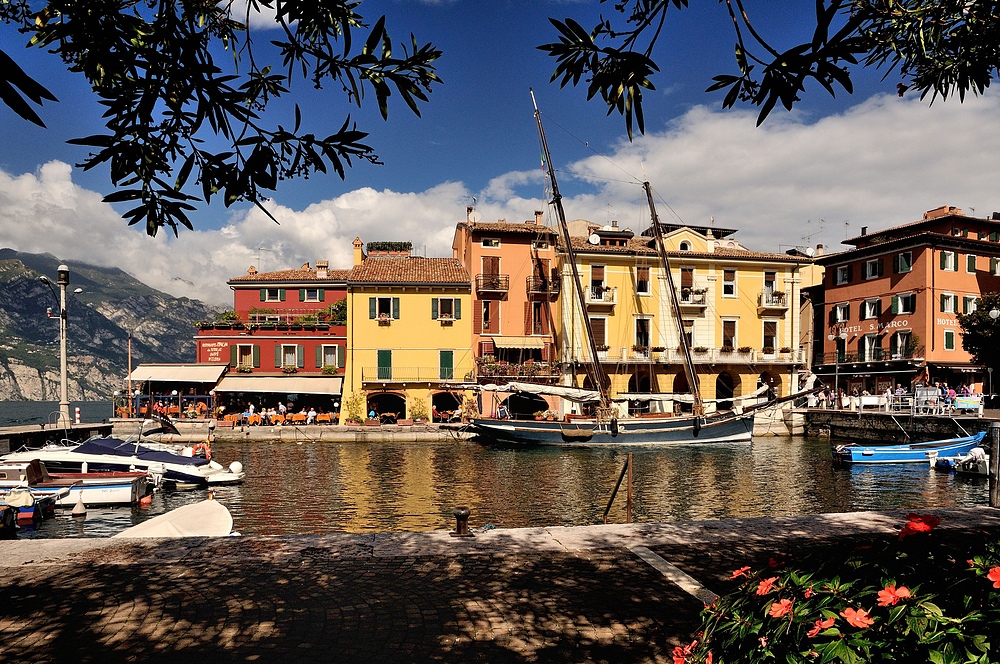 Einen sehr schönen Hafen hat  Malcesine (Gardasee).