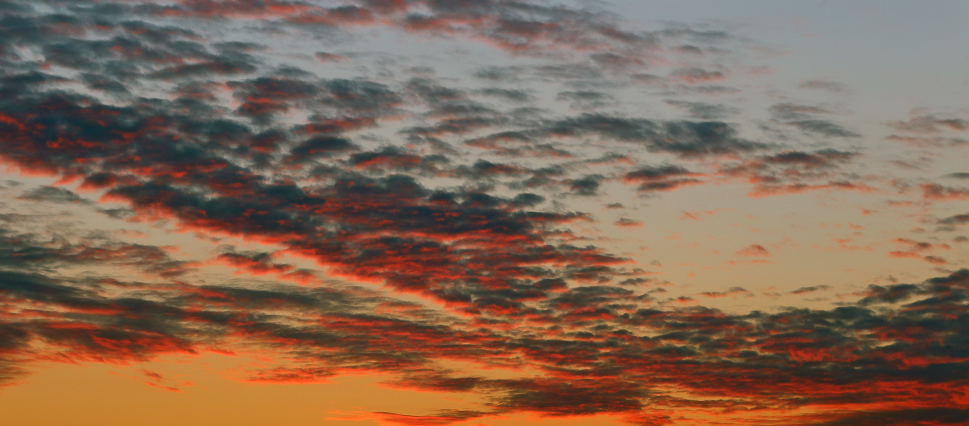 Einen solchen farbigen und zugleich dunkelen Himmel...