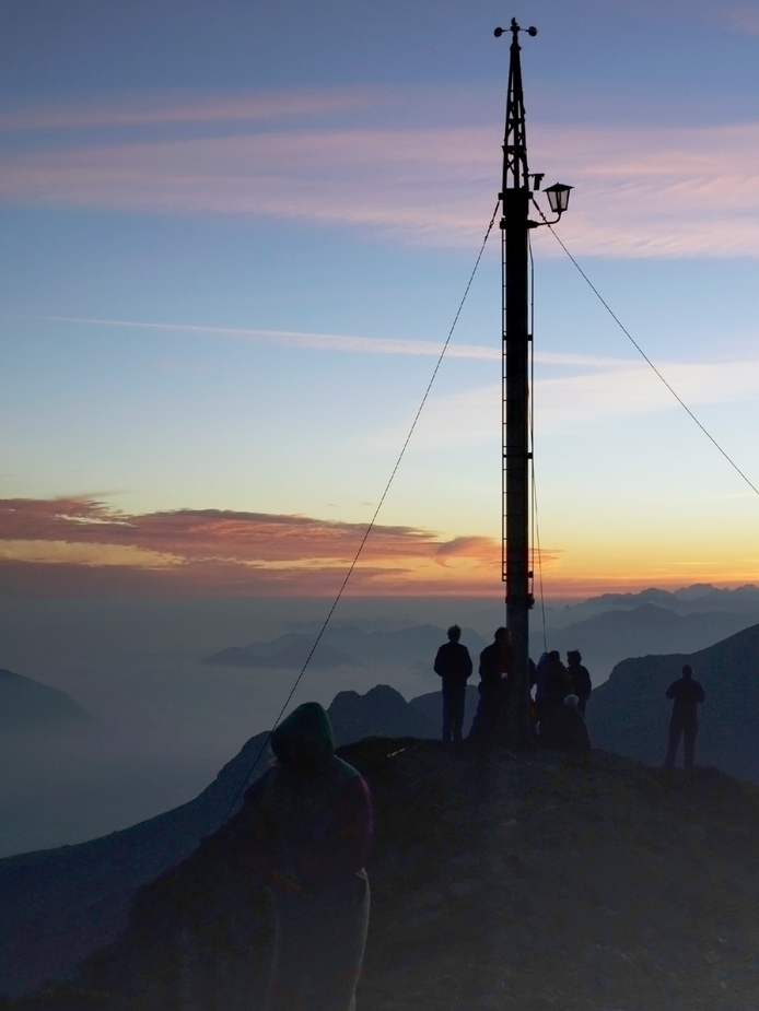 einen Sonnenaufgang vom Berggipfel aus erleben by Jochen Hoffmann