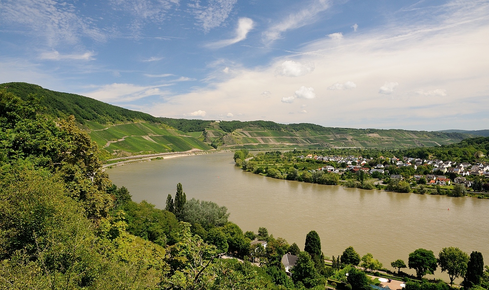 Einen tollen Blick auf die steilen Berghänge des Schiefergebirges und einen Teil..