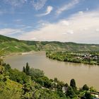 Einen tollen Blick auf die steilen Berghänge des Schiefergebirges und einen Teil..