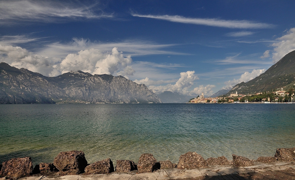 Einen tollen Blick auf Malcesine hat man von der Strandpromenade aus.