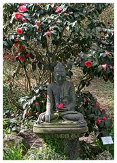 einer der Buddha-Skulpturen im japanischen Garten in Leverkusen II