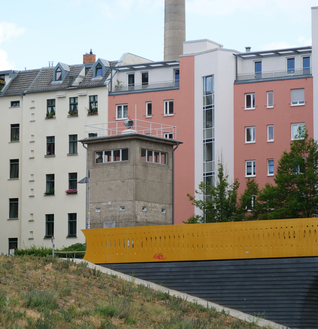 "Einer der letzten Wachtürme in Berlin."