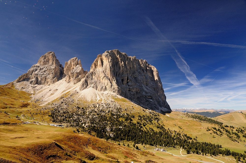 Einer der mächtigsten Berge der Dolomiten ist der Langkofel, hier in der Morgensonne...