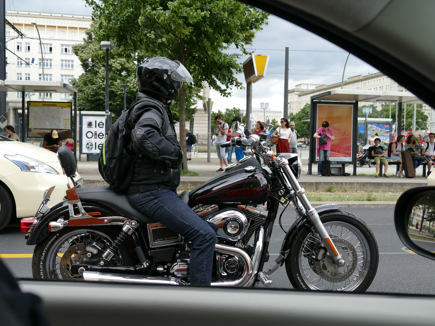 Einer der Motorrad fährt.