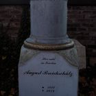 Einer der skurrileren Grabsteine auf dem Melatenfriedhof...