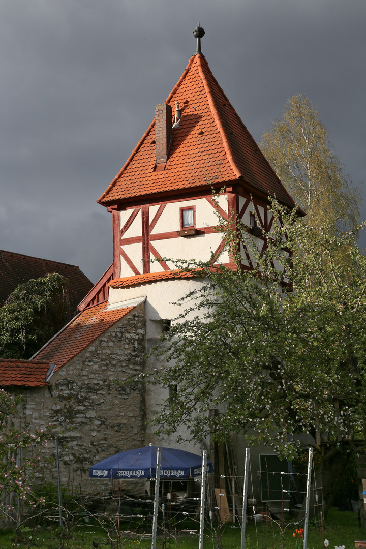 Einer der Türme in der stadtmauer von Beingries (2017_04_18_EOS 6D_4543_ji)