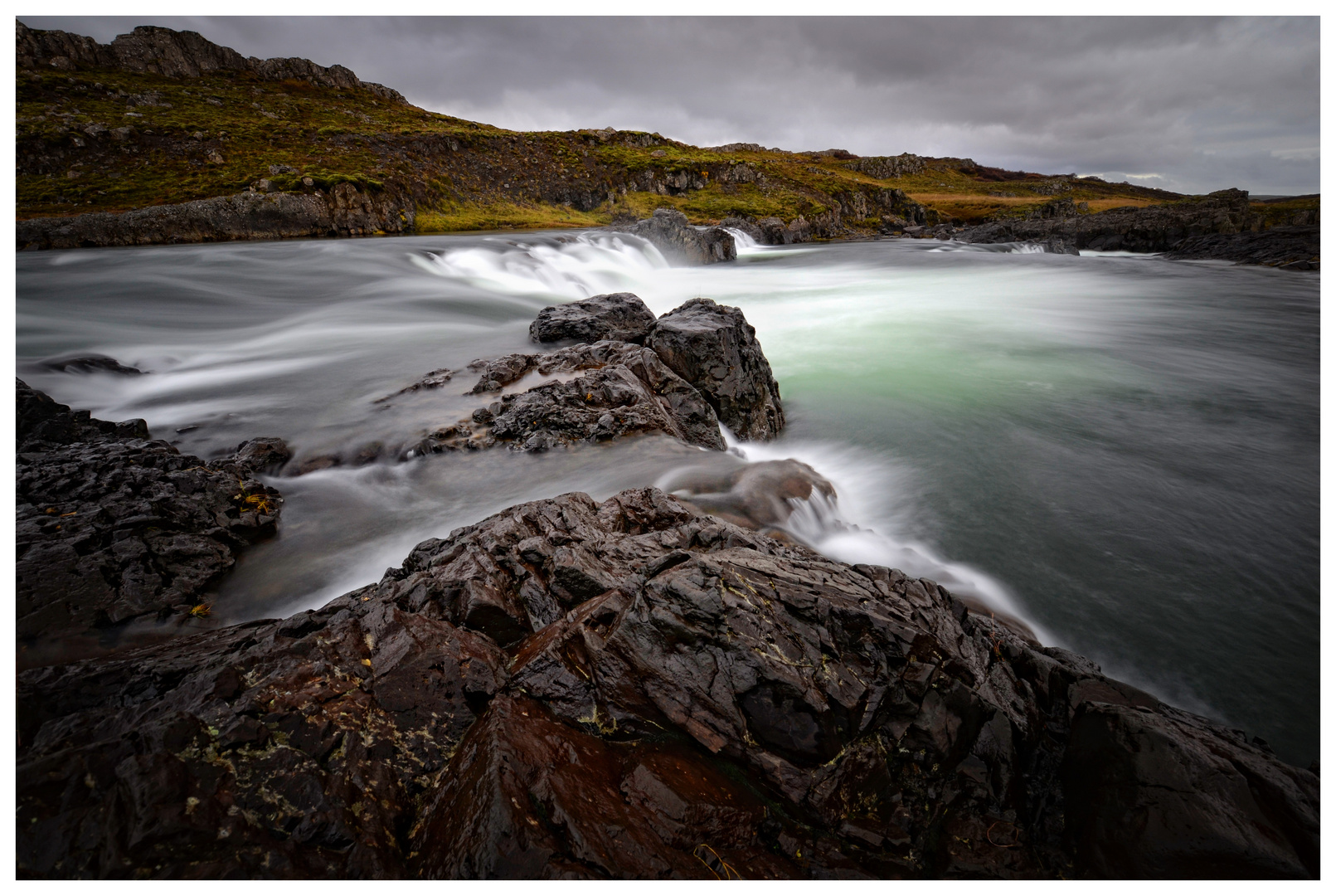 einer der unzähligen Wasserfälle auf Island