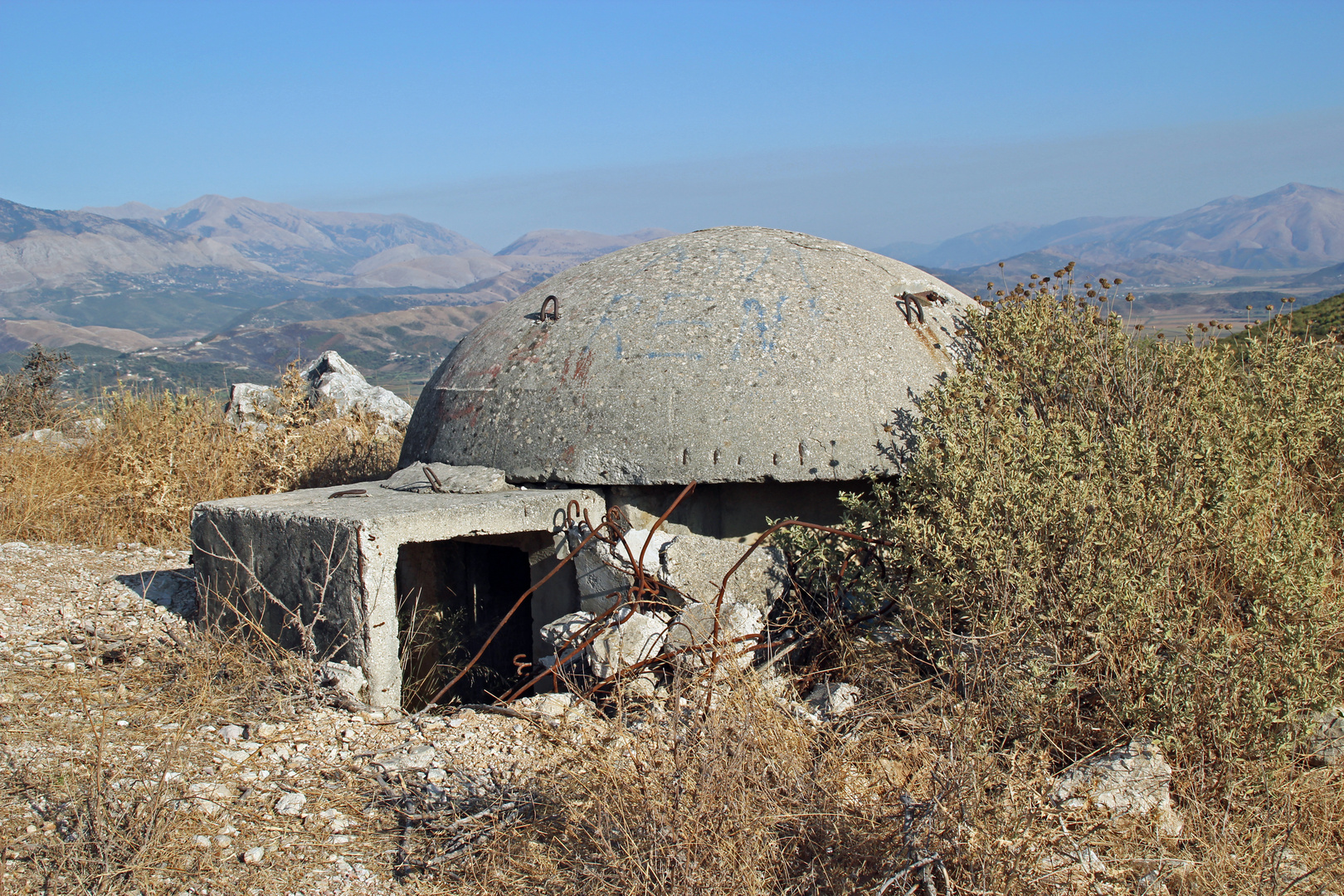 Einer der vielen Bunker in Albanien