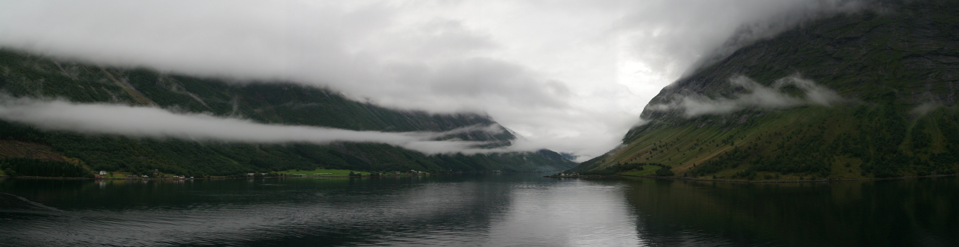 Einer der vielen Fjorde bei der Hurtigrutenreise