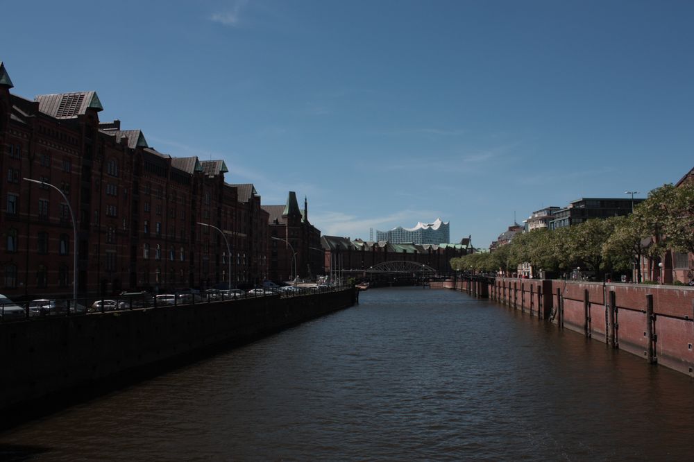 einer der vielen Kanäle in der Speicherstadt Hamburgs