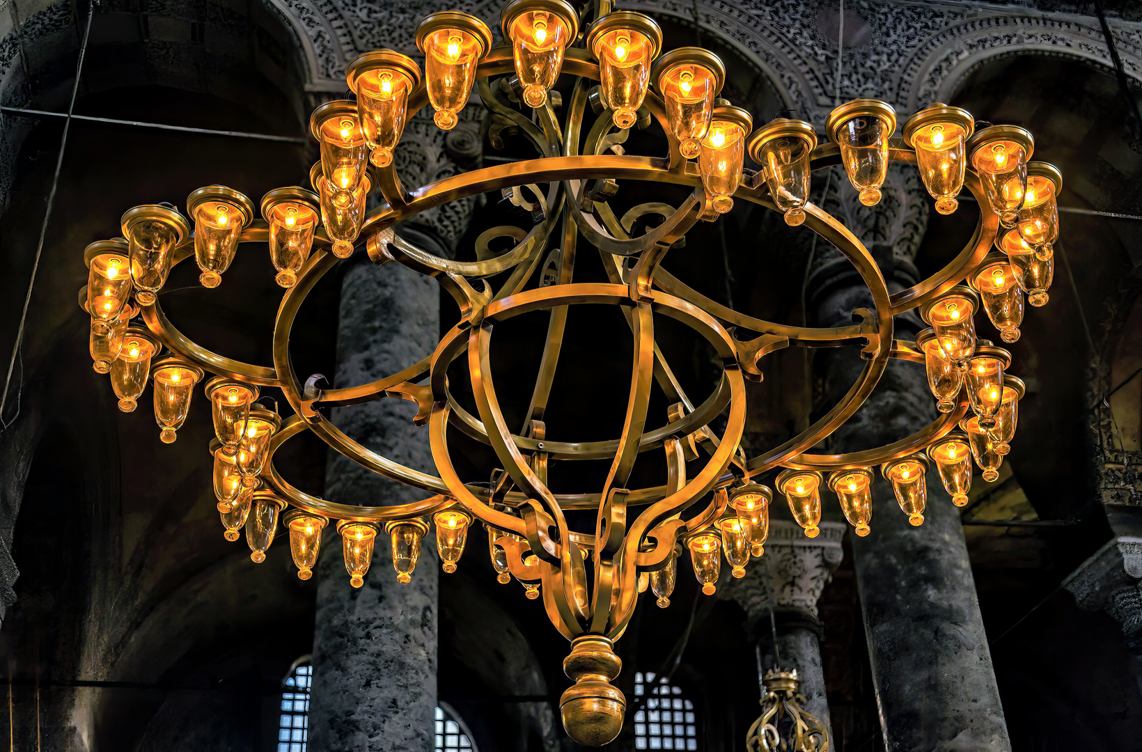 Einer der vielen Kronleuchter in der Hagia Sophia