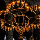 Einer der vielen Kronleuchter in der Hagia Sophia