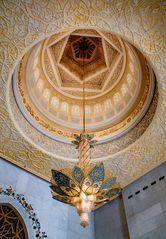 Einer der vielen Kronleuchter in der Sheikh Zayed Mosque