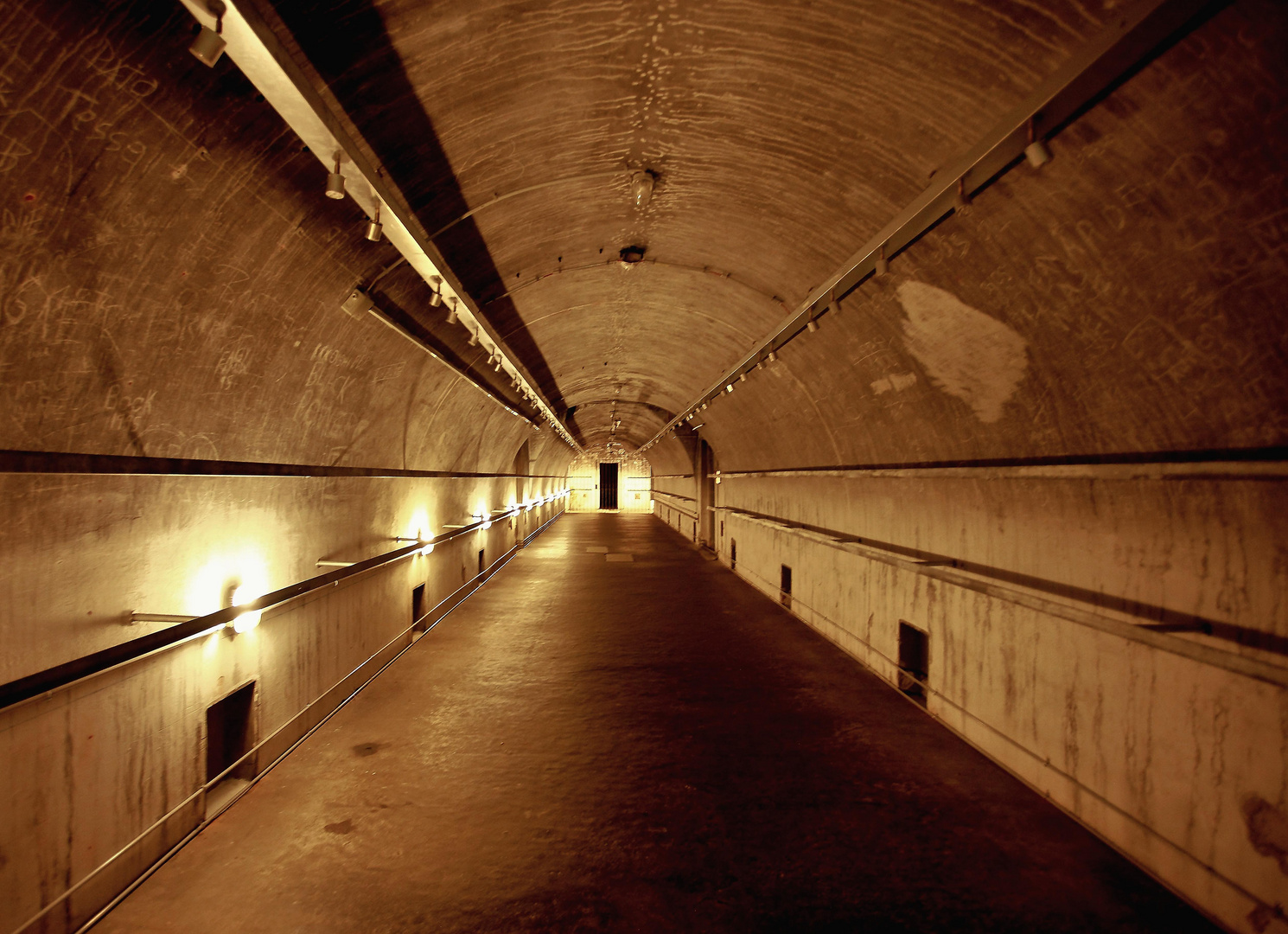 einer der vielen Tunnel im Obersalzberg