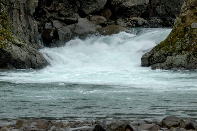 einer der vielen Wasserfälle in Island