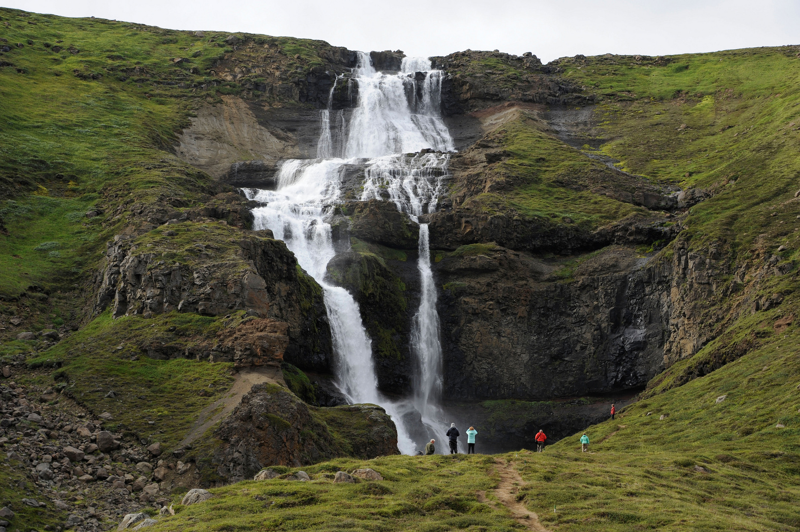 Einer der vielen Wasserfälle Islands