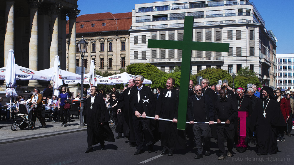 'EINER TRAGE DES ANDEREN LAST' oder