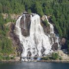 einer von vielen Wasserfällen am Fjord