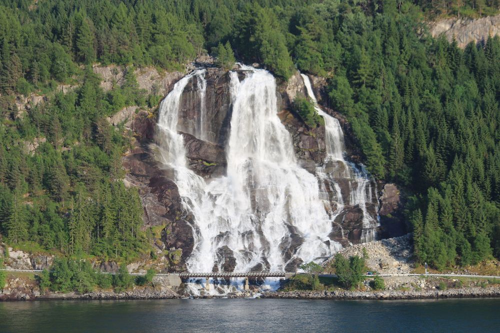 einer von vielen Wasserfällen am Fjord