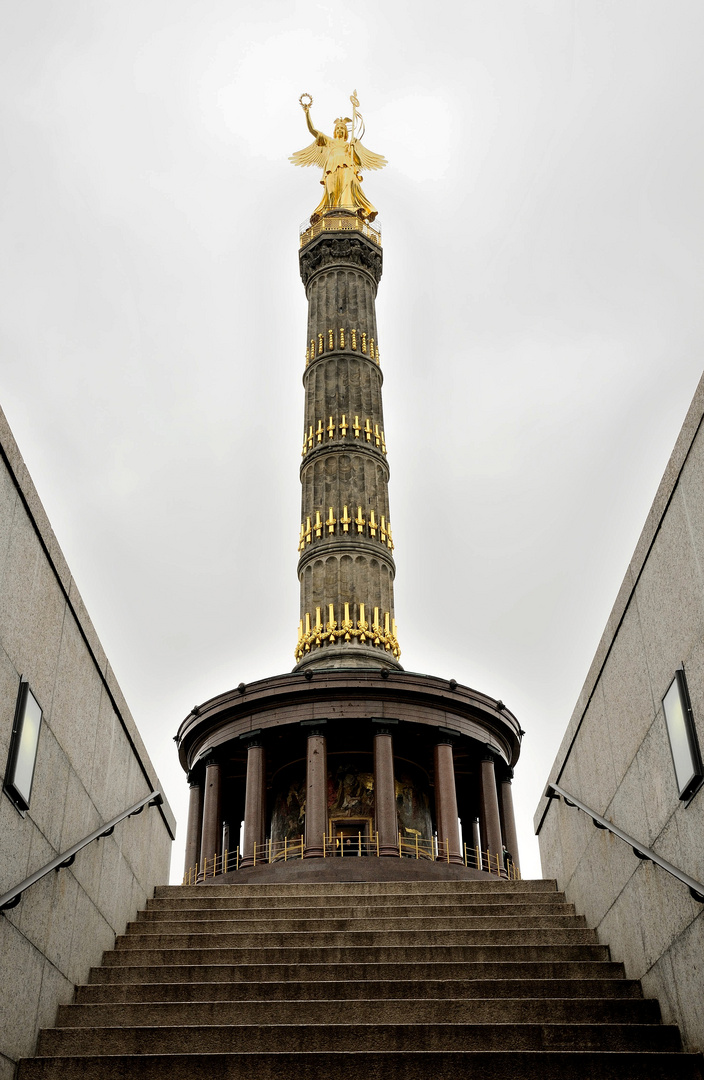 Eines der bekanntesten Wahrzeichen Berlins, steht Mitten im Tiergarten...