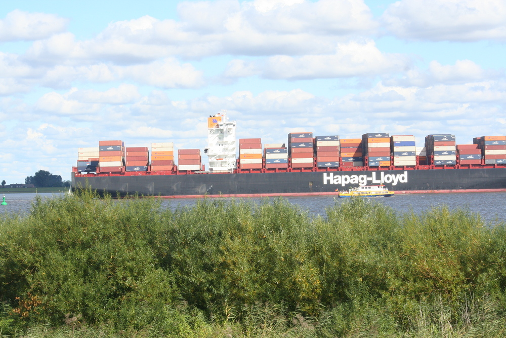 Eines der grössten Containerschiffe der Welt auf der Elbe im alten Land (Teil 2)