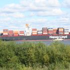 Eines der grössten Containerschiffe der Welt auf der Elbe im alten Land (Teil 2)