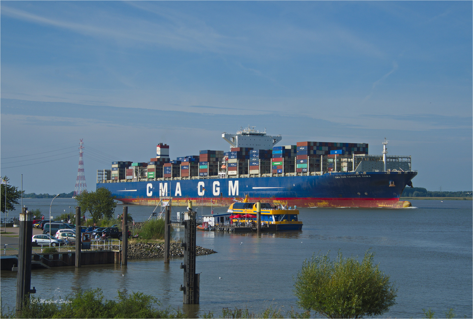 Eines der größten Containerschiffe der Welt mit Kurs Hamburger Hafen...