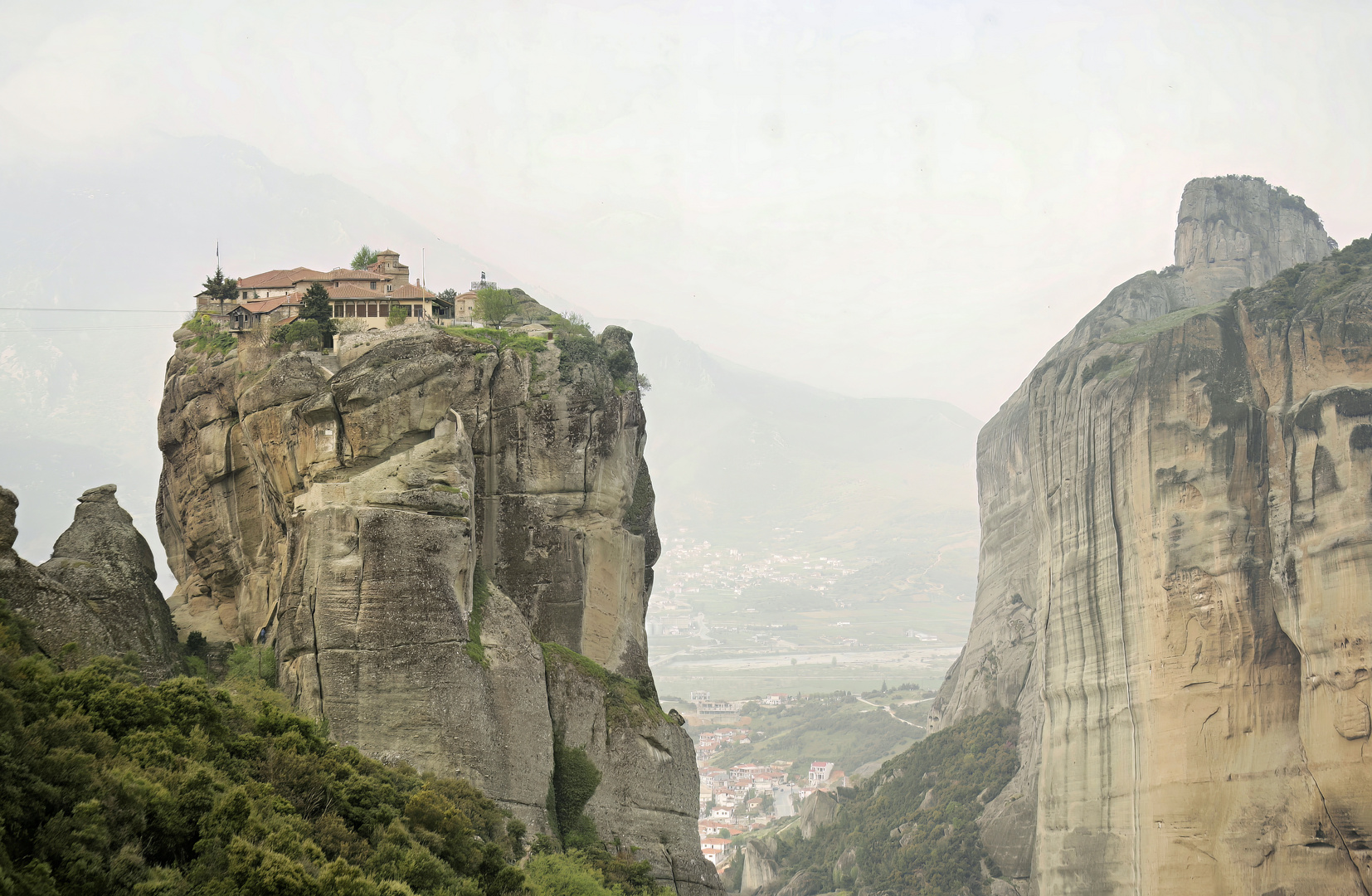 Eines der Meteora-Klöster im Dunst