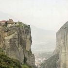 Eines der Meteora-Klöster im Dunst