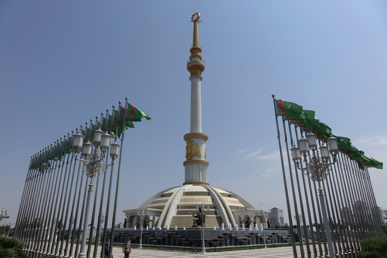 Eines der vielen Denkmäler in Ashgabat / Turkmenistan