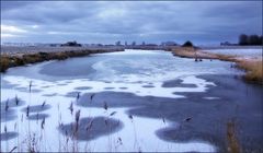 Eines der vielen Gewässer im winterlichen Holland