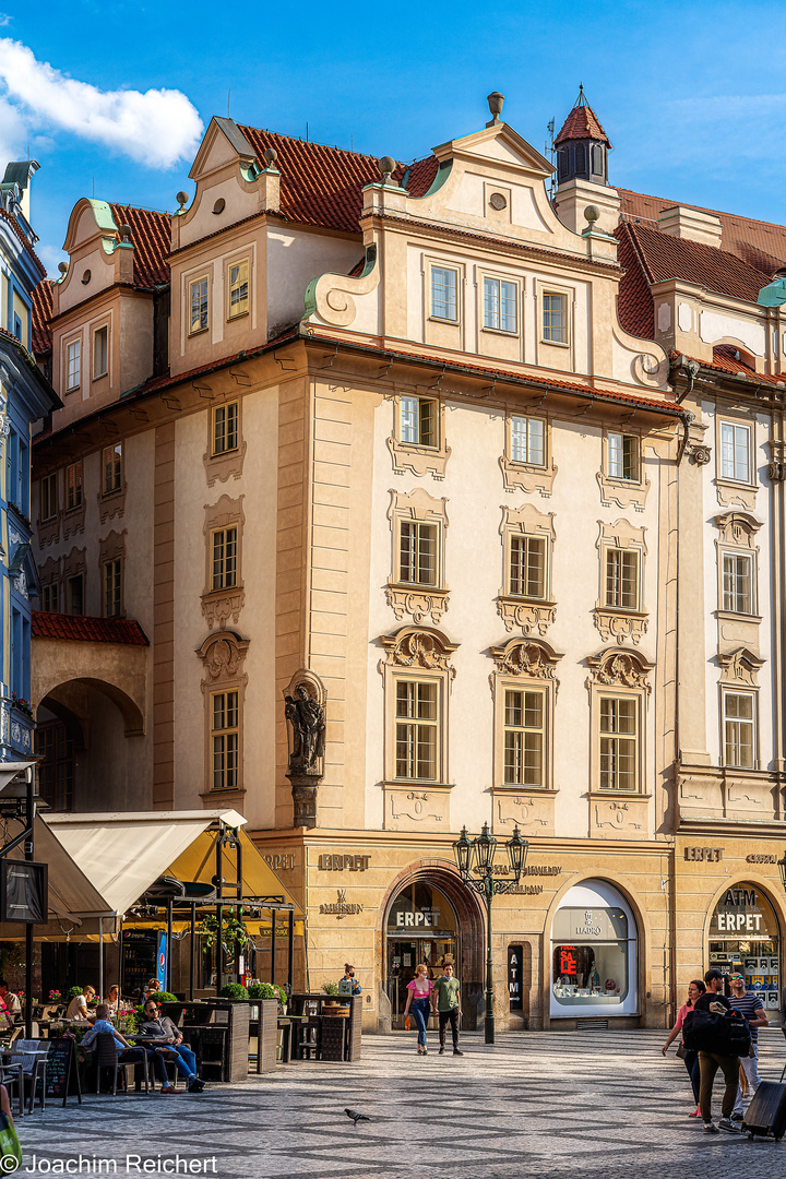 Eines der vielen interessanten Wohn- und Geschäftshäusern am Altstädter Ring von Prag. 