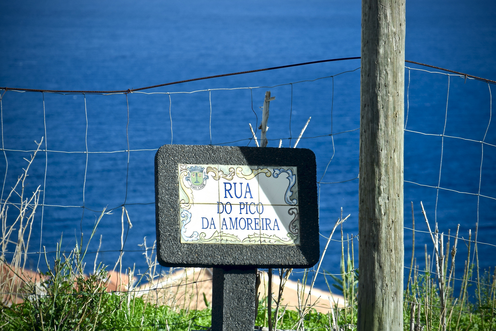 Eines der vielen schönen Keramik-Straßenschilder auf Madeira