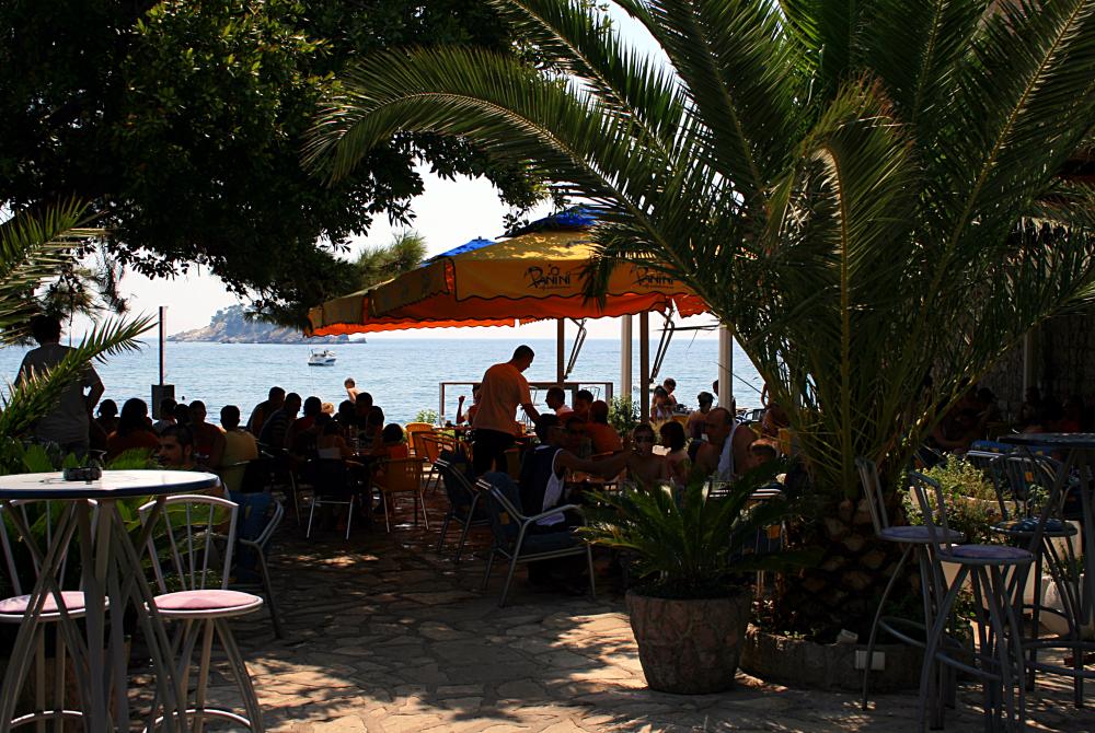 Eines der vielen Strandcafes in Petrovac