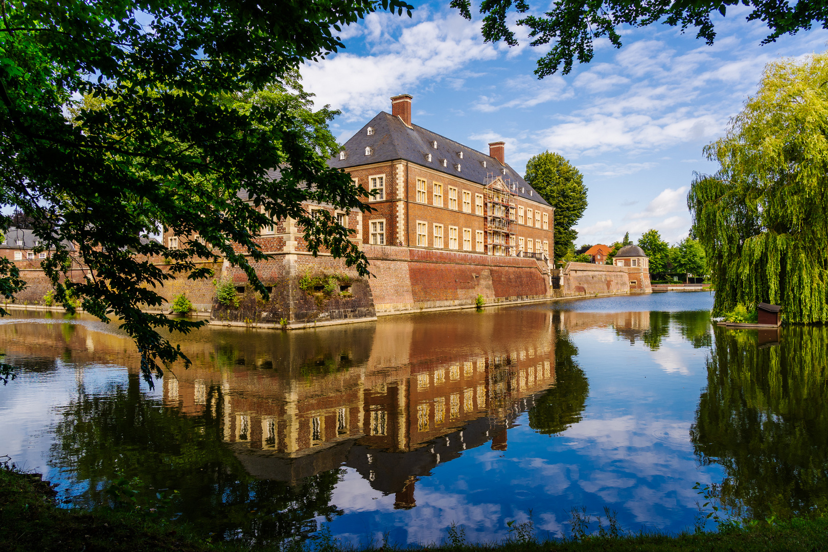 Eines der vielen Wasserschlösser im Münsterland.(Schloss Ahaus) 