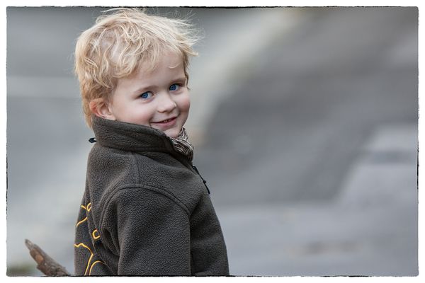 Eines freundlichen Kindes Schulterblick