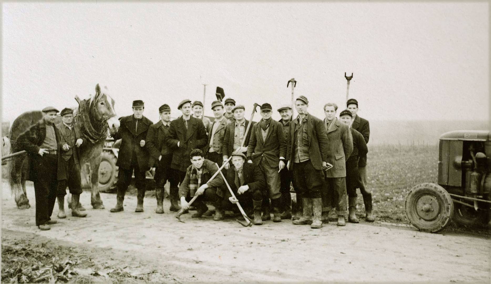 Eines meiner ersten Foto vor 70 Jahren. Männer meines Dorfes