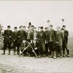 Eines meiner ersten Foto vor 70 Jahren. Männer meines Dorfes