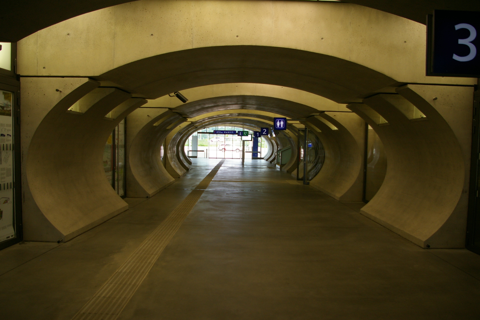 Einfach ein Betonklotz Bahnhof ohne irgendwas.